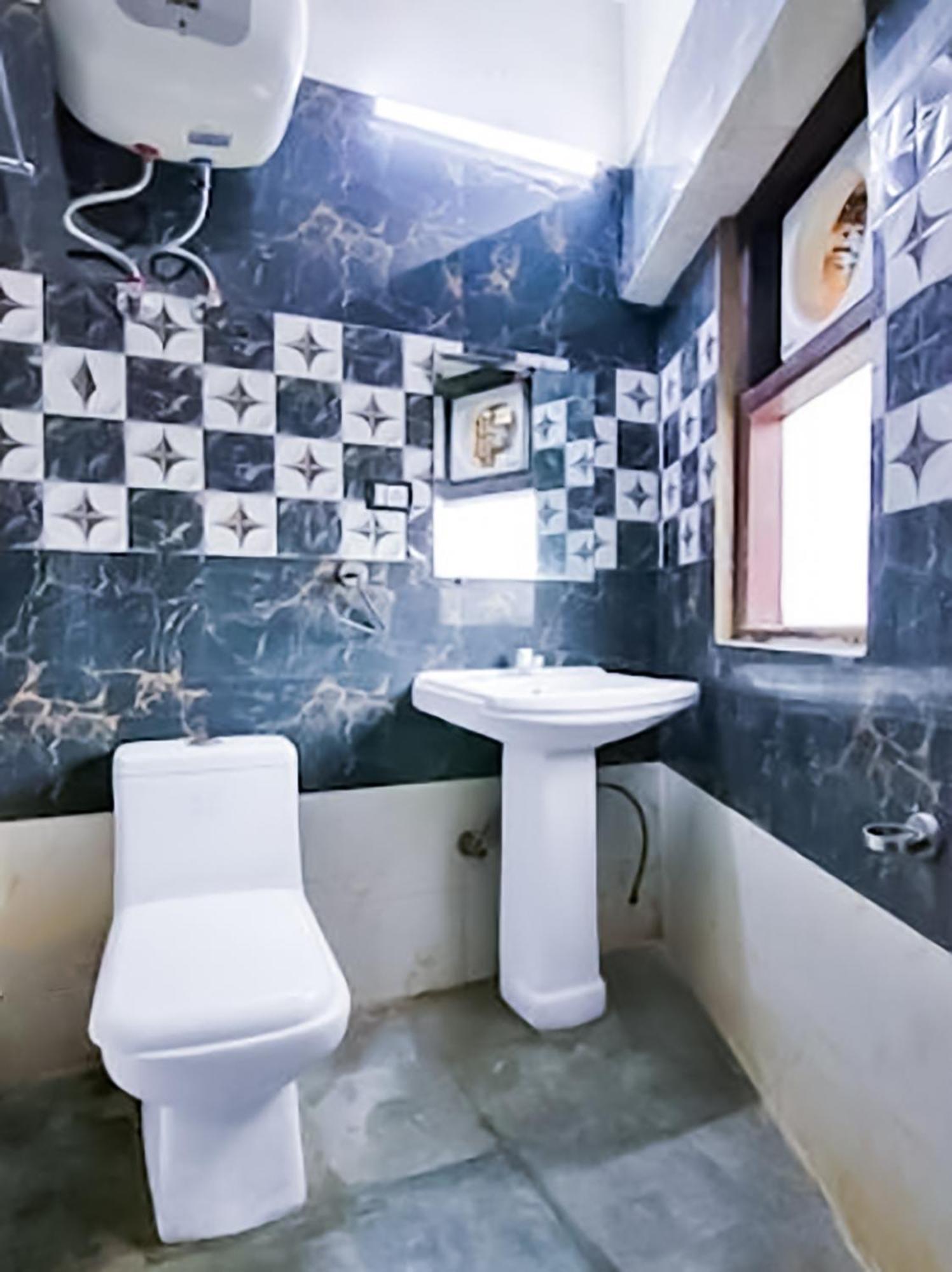 Hotel Classic-near Nizamuddin Railway Station
